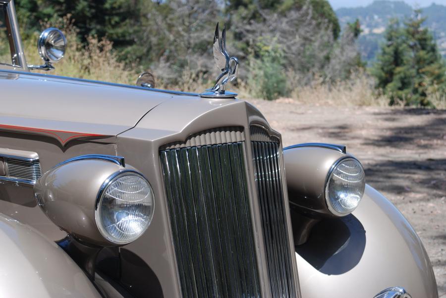 Детали экстерьера Packard Twelve Coupe Roadster 1937 года  (фото 24 из 34)